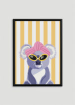 Plakat w drewnianej czarnej ramce: do pokoju dziecięcego koala w okularach i ręczniku na głowie pastelowy