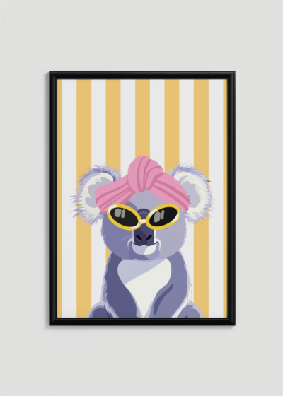 Plakat w drewnianej czarnej ramce: do pokoju dziecięcego koala w okularach i ręczniku na głowie pastelowy