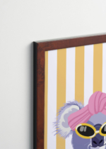 Plakat oprawiony w drewnianą brązową ramkę Vintage Italia: do pokoju dziecięcego koala w okularach i ręczniku na głowie pastelowy