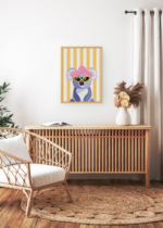 Aranżacja wnętrza, na ścianie wisi plakat w ramce: do pokoju dziecięcego koala w okularach i ręczniku na głowie pastelowy