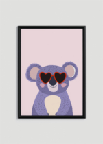 Plakat w drewnianej czarnej ramce: koala w czerwonych okularach w serca do pokoju dziecięcego