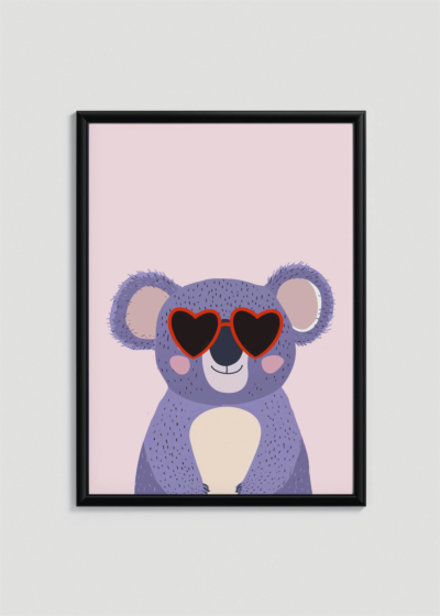 Plakat w drewnianej czarnej ramce: koala w czerwonych okularach w serca do pokoju dziecięcego