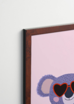 Plakat oprawiony w drewnianą brązową ramkę Vintage Italia: koala w czerwonych okularach w serca do pokoju dziecięcego