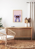 Aranżacja wnętrza, na ścianie wisi plakat w ramce: koala w czerwonych okularach w serca do pokoju dziecięcego