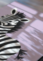 Zbliżenie na detale plakatu: do pokoju dziecięcego zebra na pastelowym lawendowym tle