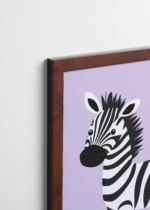 Plakat oprawiony w drewnianą brązową ramkę Vintage Italia: do pokoju dziecięcego zebra na pastelowym lawendowym tle