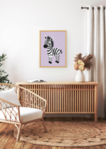 Aranżacja wnętrza, na ścianie wisi plakat w ramce: do pokoju dziecięcego zebra na pastelowym lawendowym tle