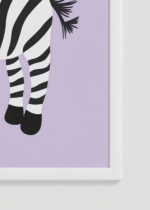 Zbliżenie na detale plakatu oprawionego w drewnianą białą ramkę od Plakatello®: do pokoju dziecięcego zebra na pastelowym lawendowym tle
