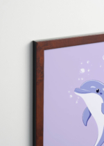 Plakat oprawiony w drewnianą brązową ramkę Vintage Italia: słodki delfin fioletowe tło do pokoju dziecięcego