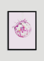 Plakat w drewnianej czarnej ramce: różowa kula disco mozaika glamour do pokoju dziecięcego