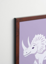 Plakat oprawiony w drewnianą brązową ramkę Vintage Italia: przyjazny triceratops dinozaur fioletowy do pokoju dziecięcego