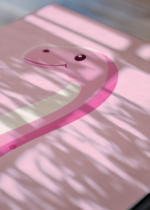 Zbliżenie na detale plakatu: różowy dinozaur zauropod do pokoju dziecięcego