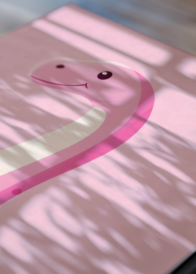 Zbliżenie na detale plakatu: różowy dinozaur zauropod do pokoju dziecięcego