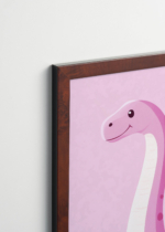 Plakat oprawiony w drewnianą brązową ramkę Vintage Italia: różowy dinozaur zauropod do pokoju dziecięcego