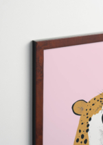 Plakat oprawiony w drewnianą brązową ramkę Vintage Italia: do pokoju dziecięcego ziewający gepard różowe tło