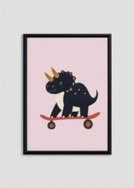 Plakat w drewnianej czarnej ramce: do pokoju dziecięcego dinozaur triceratops na deskorolce