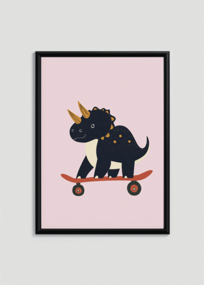 Plakat w drewnianej czarnej ramce: do pokoju dziecięcego dinozaur triceratops na deskorolce