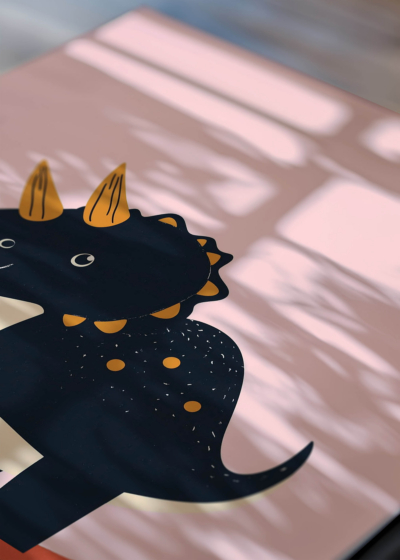 Zbliżenie na detale plakatu: do pokoju dziecięcego dinozaur triceratops na deskorolce