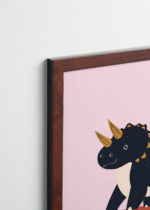 Plakat oprawiony w drewnianą brązową ramkę Vintage Italia: do pokoju dziecięcego dinozaur triceratops na deskorolce