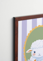 Plakat oprawiony w drewnianą brązową ramkę Vintage Italia: do pokoju dziecięcego baranek czytający książkę pastelowy