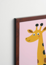 Plakat oprawiony w drewnianą brązową ramkę Vintage Italia: żyrafa na różowym tle  minimalistyczny skandynawski do pokoju dziecięcego