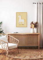 Aranżacja wnętrza, na ścianie wisi plakat w ramce: do pokoju dziecięcego jednorożec w stylu boho