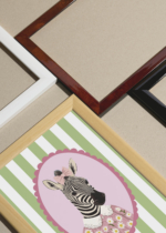Widok z góry na cztery drewniane ramki, w jednej z nich oprawiony plakat zebra vintage pastelowy do pokoju dziecięcego