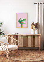 Aranżacja wnętrza, na ścianie wisi plakat w ramce: zielony aligator na różowym tle do pokoju dziecięcego