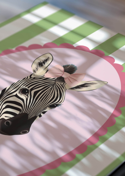 Zbliżenie na detale plakatu: zebra w sukience vintage na różowym tle do pokoju dziecięcego