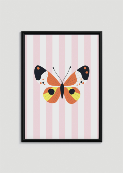 Plakat w drewnianej czarnej ramce: motyl na pastelowym tle w paski  do pokoju dziecięcego