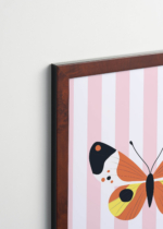 Plakat oprawiony w drewnianą brązową ramkę Vintage Italia: motyl na pastelowym tle w paski  do pokoju dziecięcego
