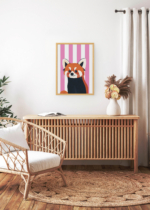 Aranżacja wnętrza, na ścianie wisi plakat w ramce: czerwona panda na tle w paski boho do pokoju dziecięcego