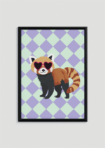 Plakat w drewnianej czarnej ramce: do pokoju dziecięcego czerwona panda w okularach w serduszka na tle w kratkę