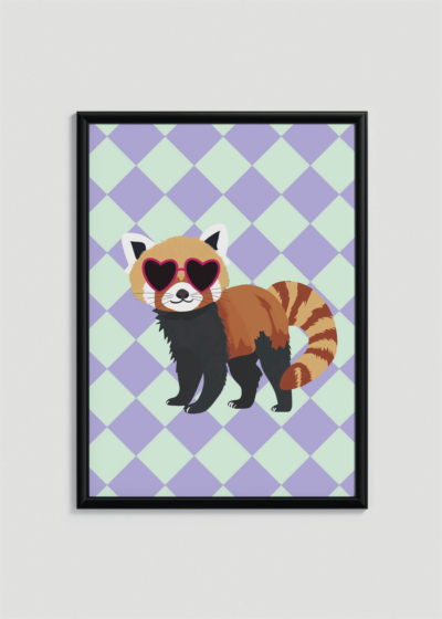 Plakat w drewnianej czarnej ramce: do pokoju dziecięcego czerwona panda w okularach w serduszka na tle w kratkę
