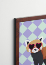 Plakat oprawiony w drewnianą brązową ramkę Vintage Italia: do pokoju dziecięcego czerwona panda w okularach w serduszka na tle w kratkę