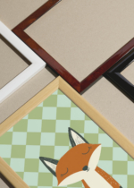 Widok z góry na cztery drewniane ramki, w jednej z nich oprawiony plakat uroczy lisek na geometrycznym tle boho do pokoju dziecięcego