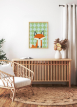 Aranżacja wnętrza, na ścianie wisi plakat w ramce: uroczy lisek na geometrycznym tle boho do pokoju dziecięcego