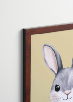 Plakat oprawiony w drewnianą brązową ramkę Vintage Italia: królik w kwiecistej sukience w stylu ilustracyjnym do pokoju dziecięcego