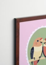 Plakat oprawiony w drewnianą brązową ramkę Vintage Italia: do pokoju dziecięcego papużki nierozłączki w pastelowych kolorach