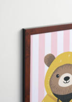 Plakat oprawiony w drewnianą brązową ramkę Vintage Italia: do pokoju dziecięcego miś w żółtej kurtce przeciwdeszczowej skandynawski