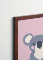 Plakat oprawiony w drewnianą brązową ramkę Vintage Italia: koala na różowym tle do pokoju dziecięcego