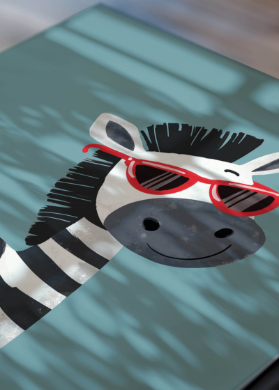 Zbliżenie na detale plakatu: zebra w czerwonych okularach do pokoju dziecięcego