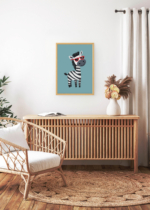 Aranżacja wnętrza, na ścianie wisi plakat w ramce: zebra w czerwonych okularach do pokoju dziecięcego