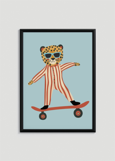 Plakat w drewnianej czarnej ramce: do pokoju dziecięcego gepard w niebieskich okularach na deskorolce