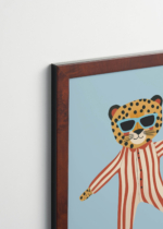 Plakat oprawiony w drewnianą brązową ramkę Vintage Italia: do pokoju dziecięcego gepard w niebieskich okularach na deskorolce