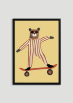 Plakat w drewnianej czarnej ramce: do pokoju dziecięcego miś w piżamie i  okularach na deskorolce vintage