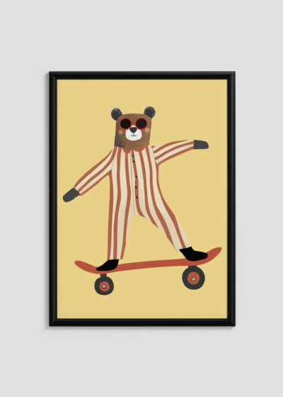 Plakat w drewnianej czarnej ramce: do pokoju dziecięcego miś w piżamie i  okularach na deskorolce vintage