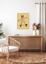 Aranżacja wnętrza, na ścianie wisi plakat w ramce: do pokoju dziecięcego miś w piżamie i  okularach na deskorolce vintage