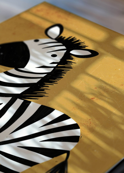 Zbliżenie na detale plakatu: do pokoju dziecięcego zebra safari na pomarańczowym tle