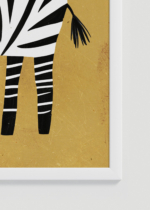 Zbliżenie na detale plakatu oprawionego w drewnianą białą ramkę od Plakatello®: do pokoju dziecięcego zebra safari na pomarańczowym tle